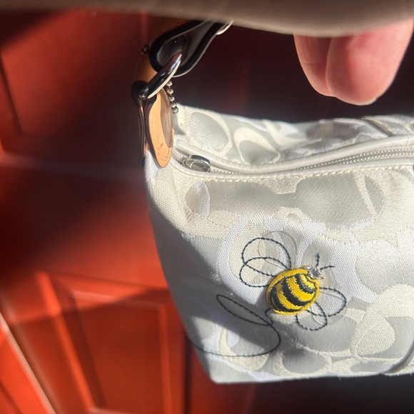fair condition coach bumblebee shoulder bag white with coach logo and bee - Picture 2 of 6